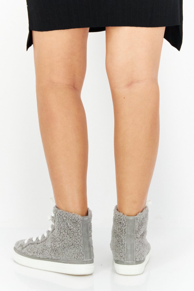 Aqua أحذية كاجوال عالية القطع ذات نسيج للنساء، رمادي أبيض - Image 3